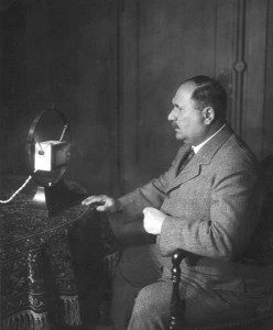 Hans Bredow vor Reisz-Mikrofon, 2. Hälfte der 1920er Jahre (Quelle: DRA/Hermann Meier)